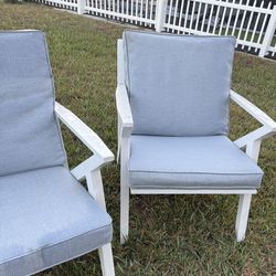 Beautiful white 2 piece Lawn Furniture