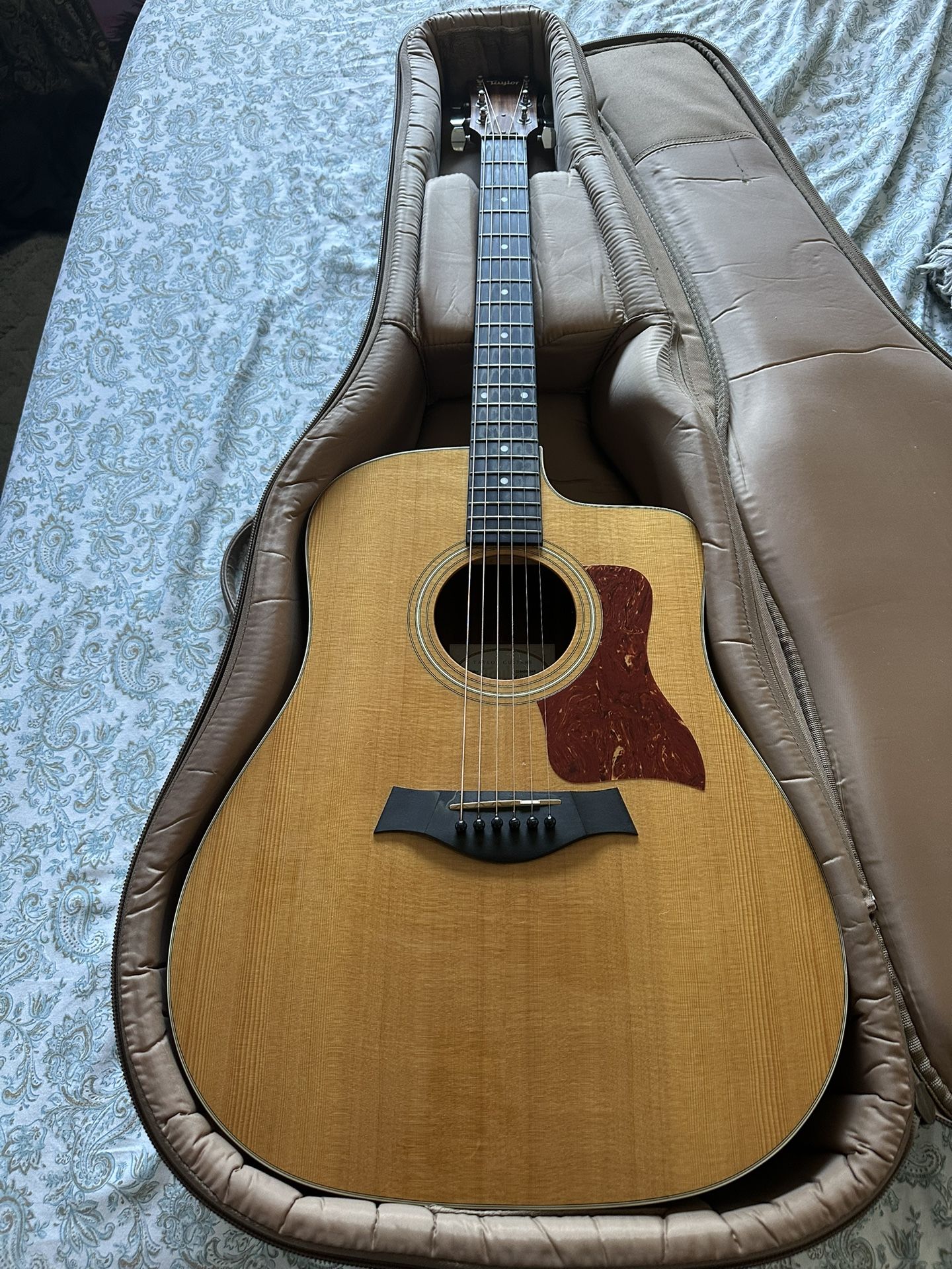 Taylor 210 CE W/ Taylor Gig Bag! Excellent Condition
