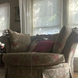 Vintage French style Loveseat couch (Spinning)