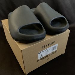 Yeezy slides “Onyx” Size 9