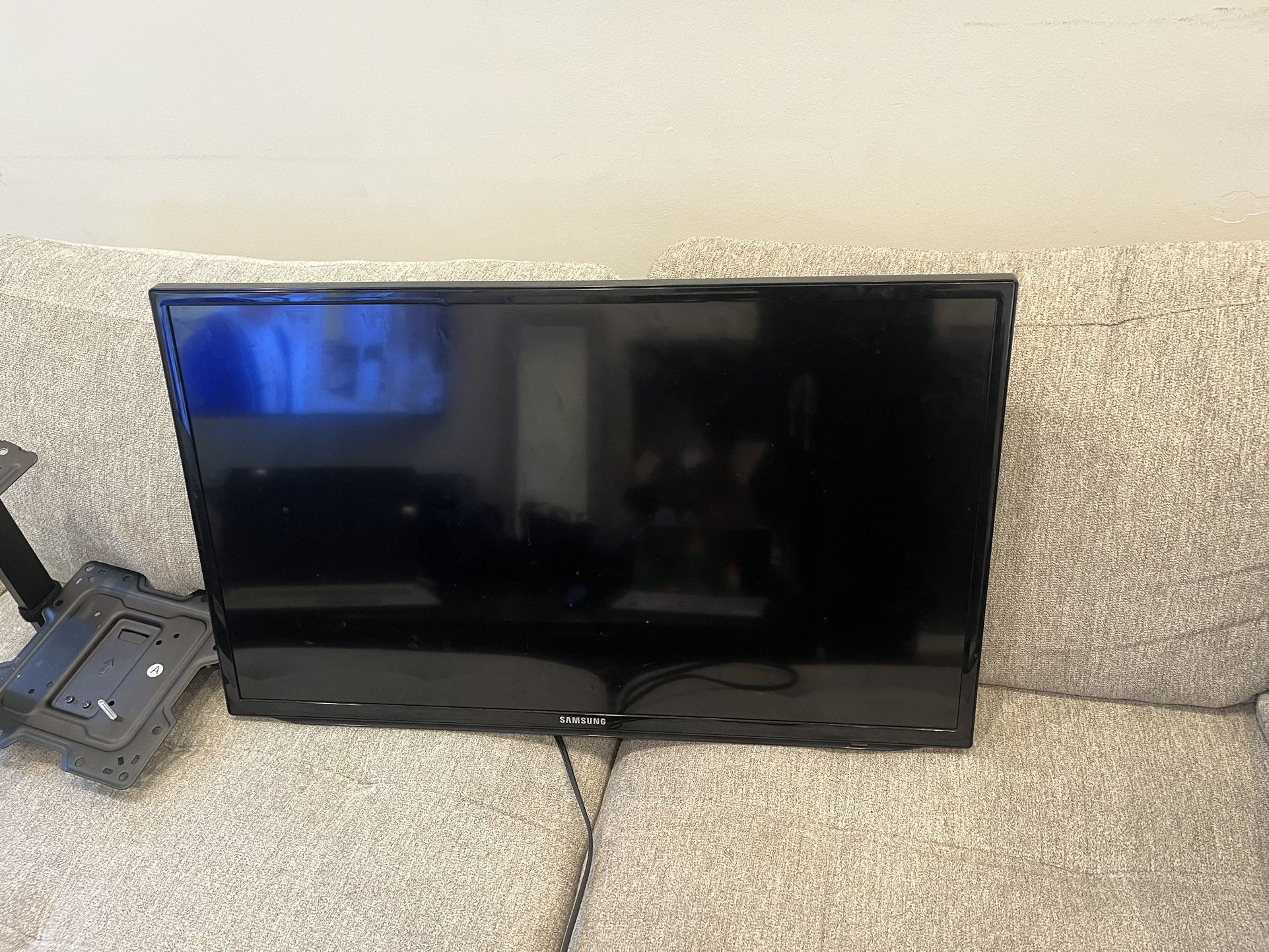 32” Samsung + New Wall Mount