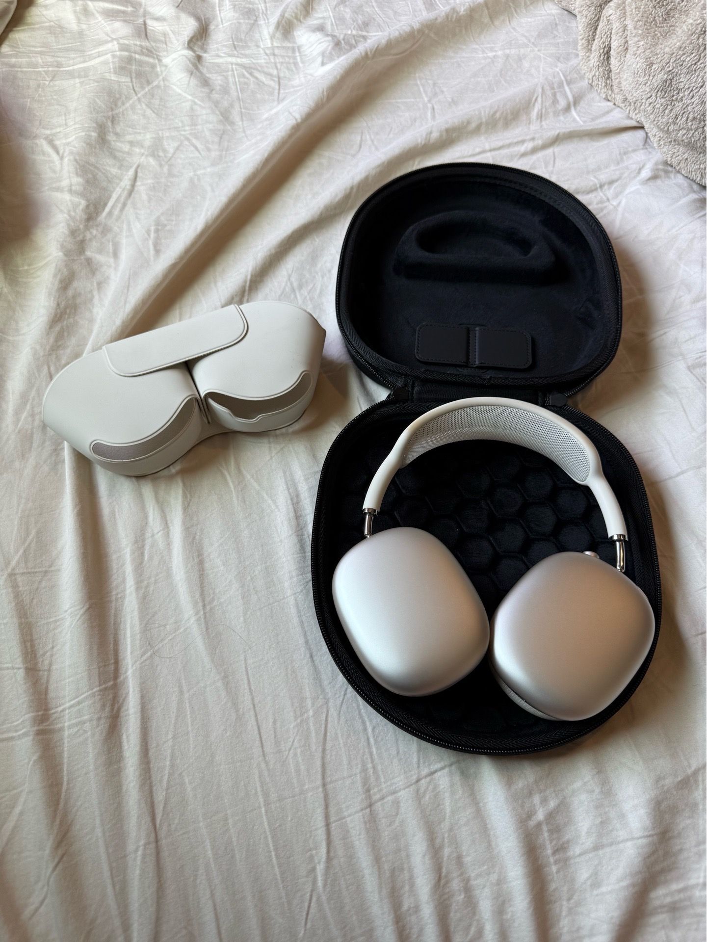 Apple AirPod max starlight