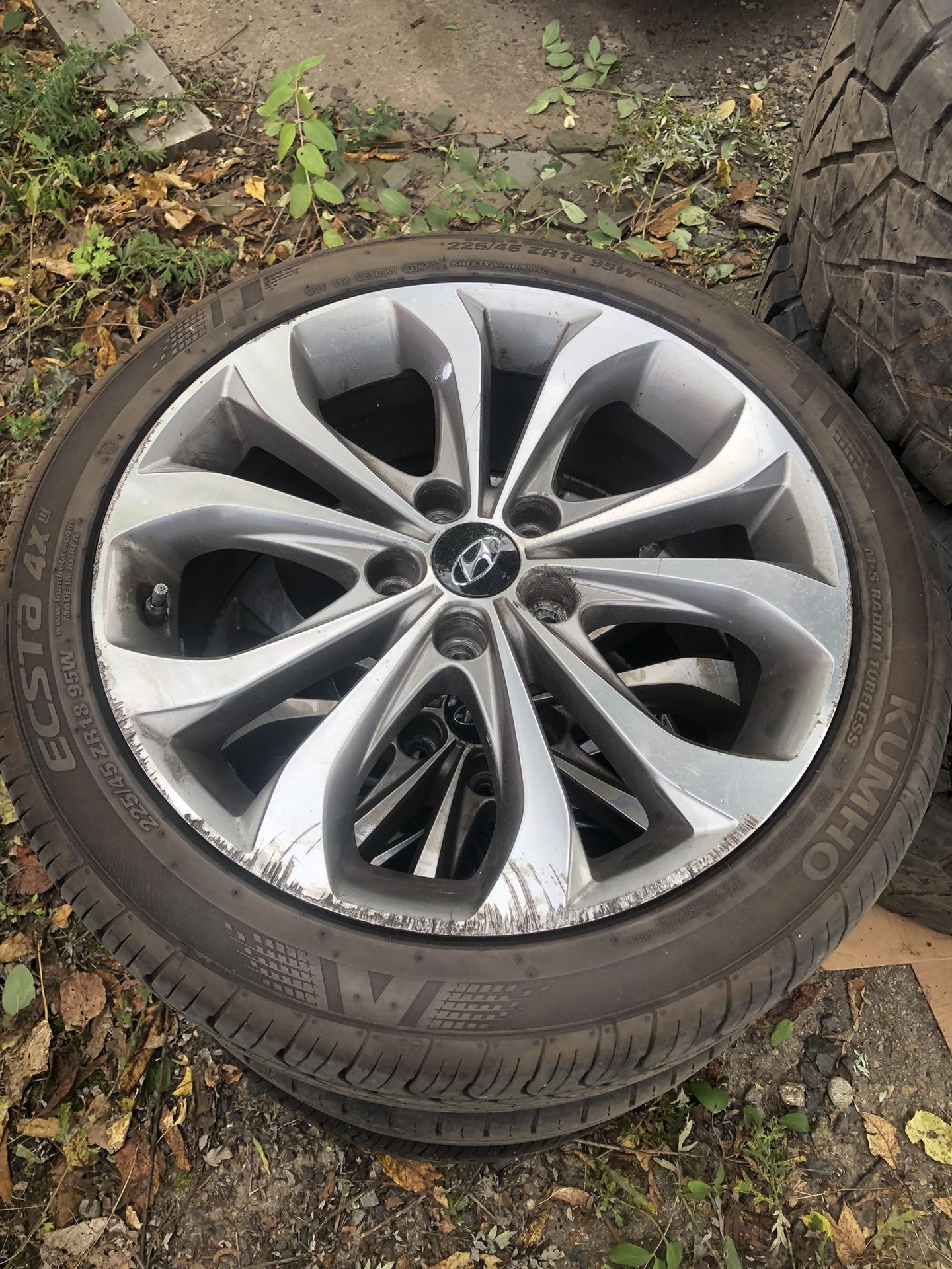 18 Inch Hyundai Wheels And 225/45/18 Tires For Sale