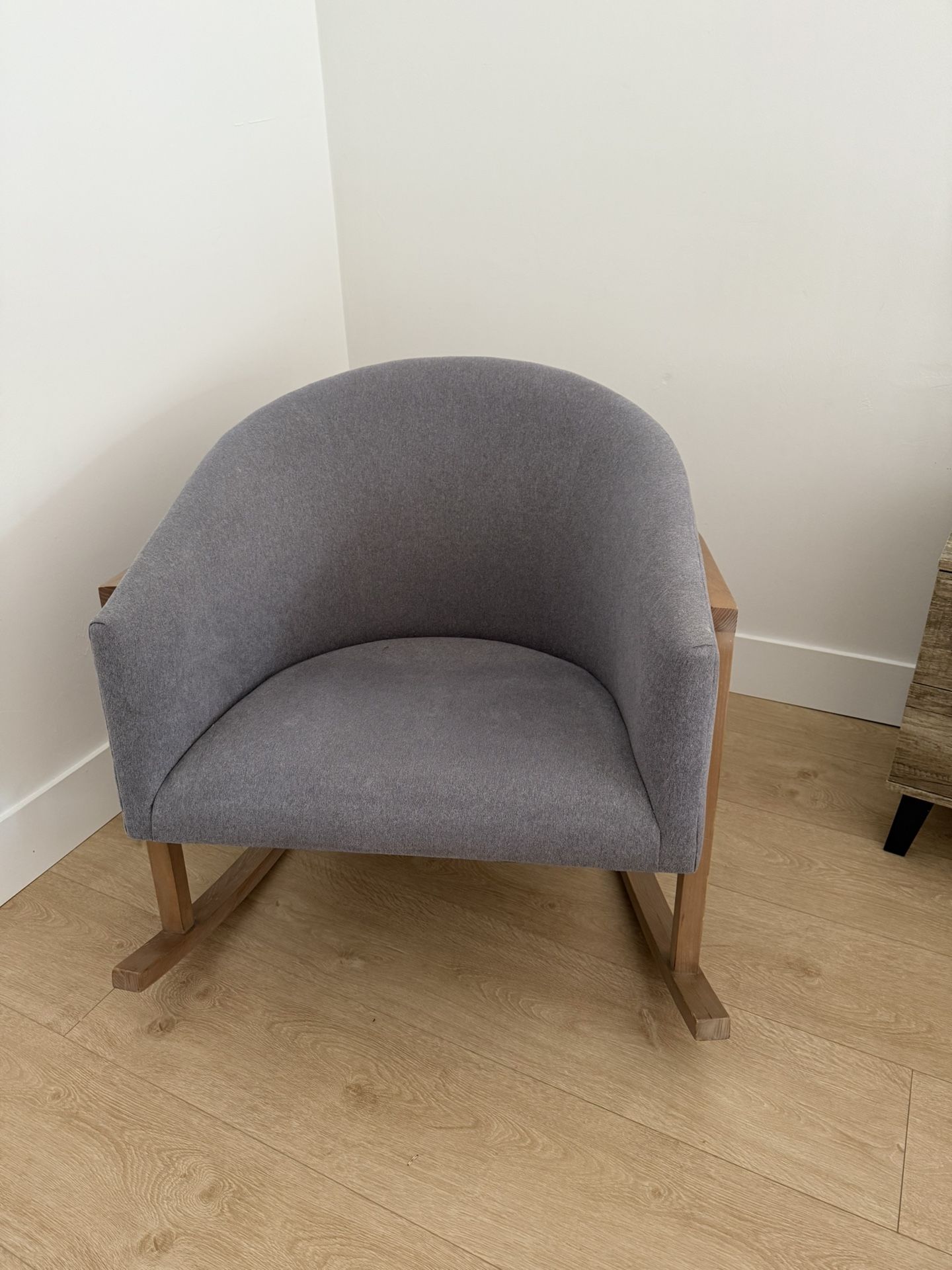 Modern Rocking Chair – Gray Fabric & Wood Base