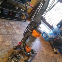 Dyson DC 25 Vacuum Cleaner