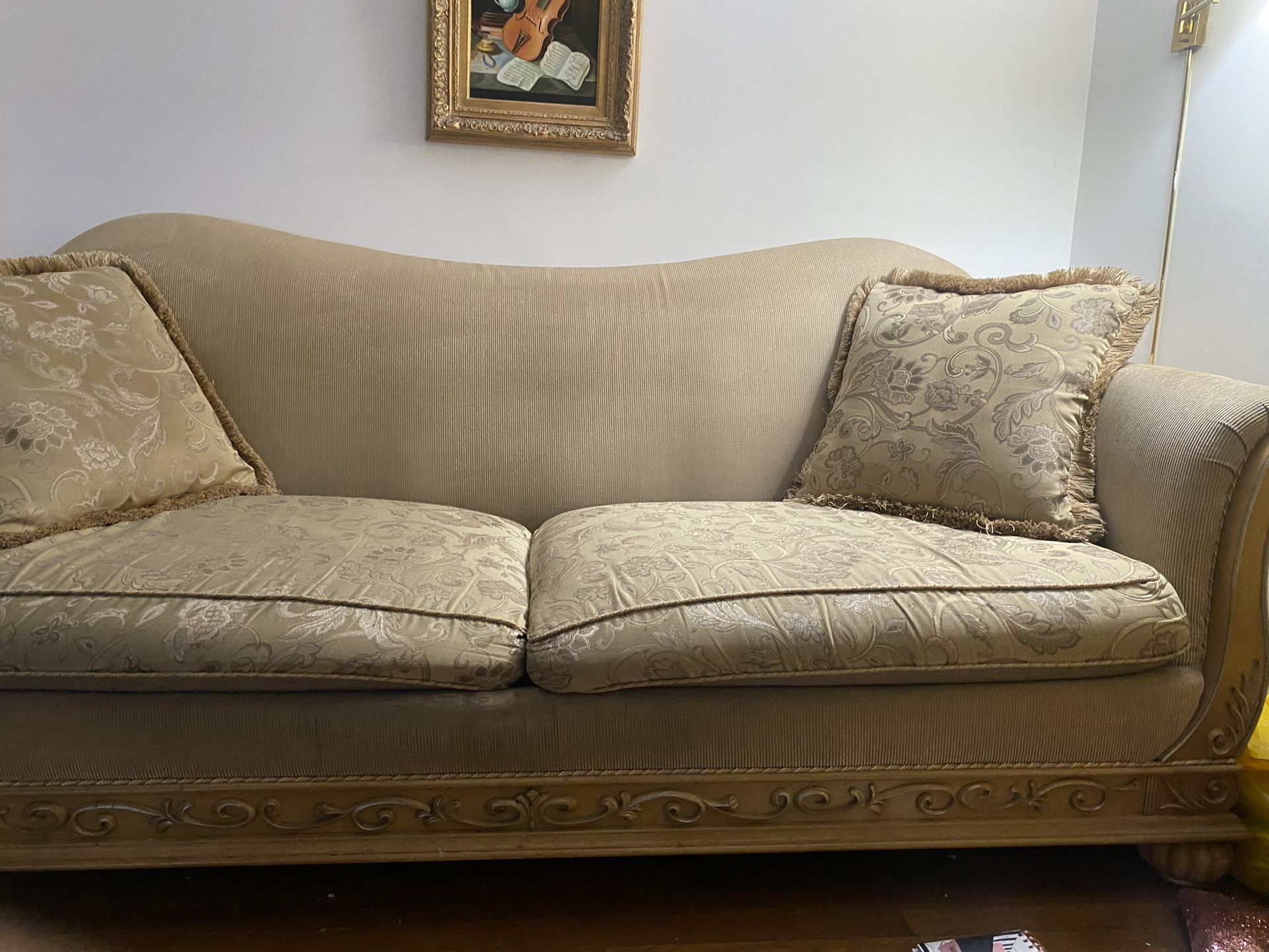 Good Condition Love Seat& Couch Beds Bugs Not INCLUDED😊😊
