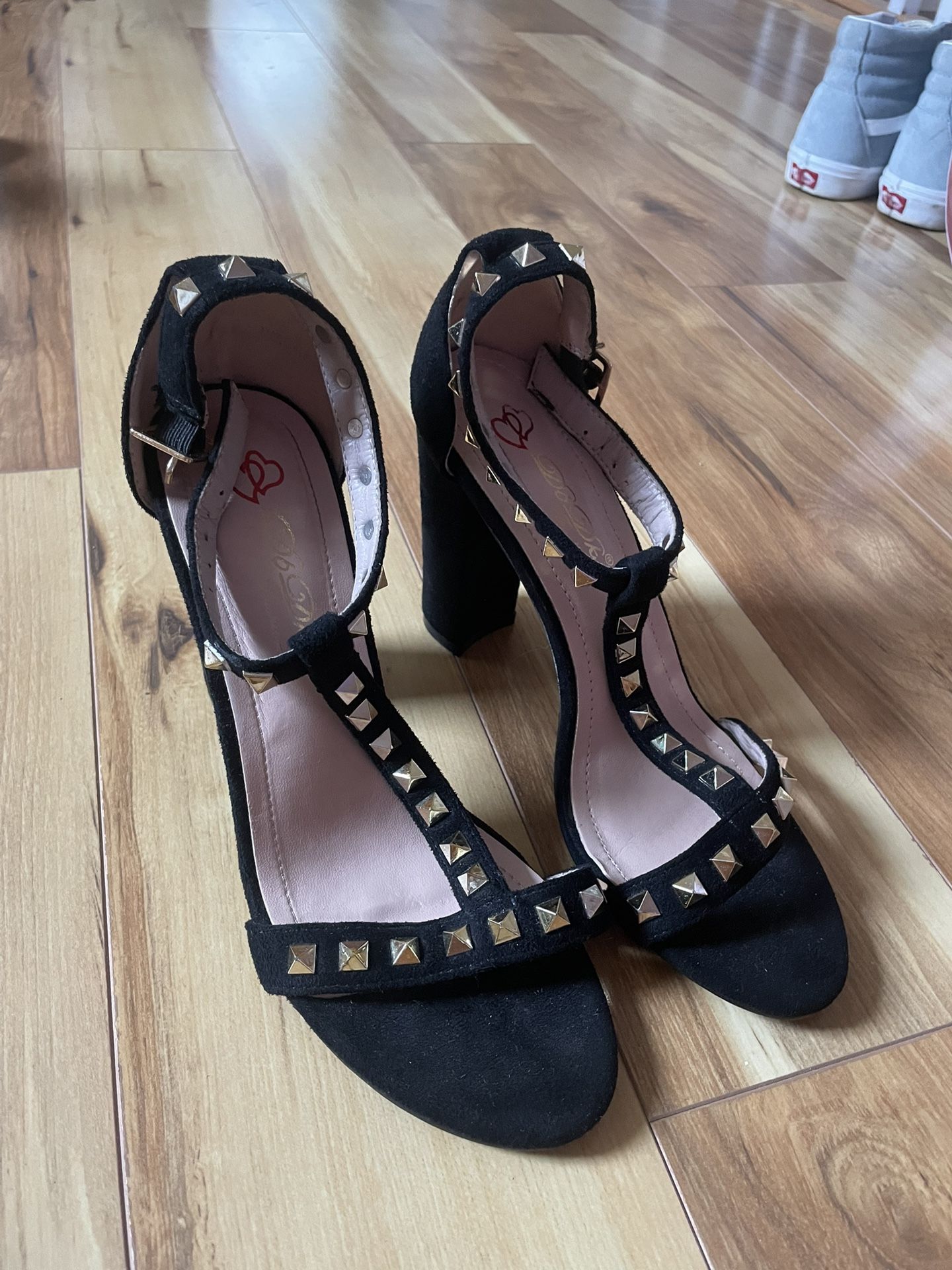Women’s Black And Gold Heels Size 8