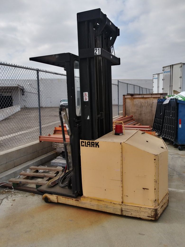 Clark Electric forklift Order Picker 3000 lb lift capacity.works very good but will need to be charged