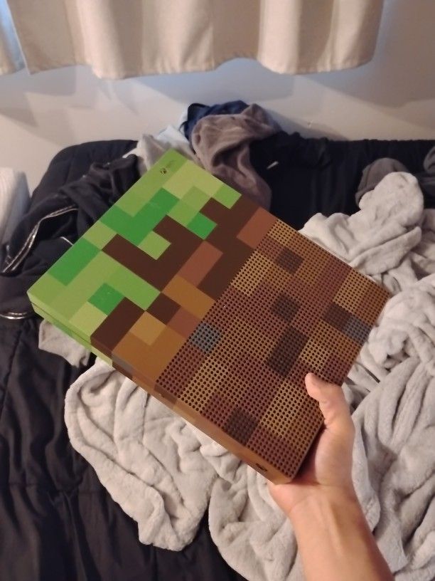 Xbox One S Minecraft Limited Edition
