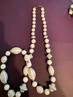 Vintage White Beaded Necklace with Etched Detail
