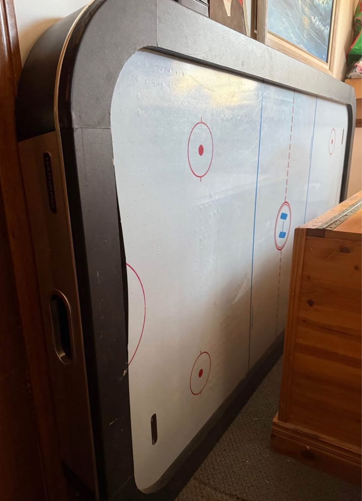 Air hockey table