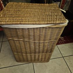 NEW WICKER HAMPER WITH TOP