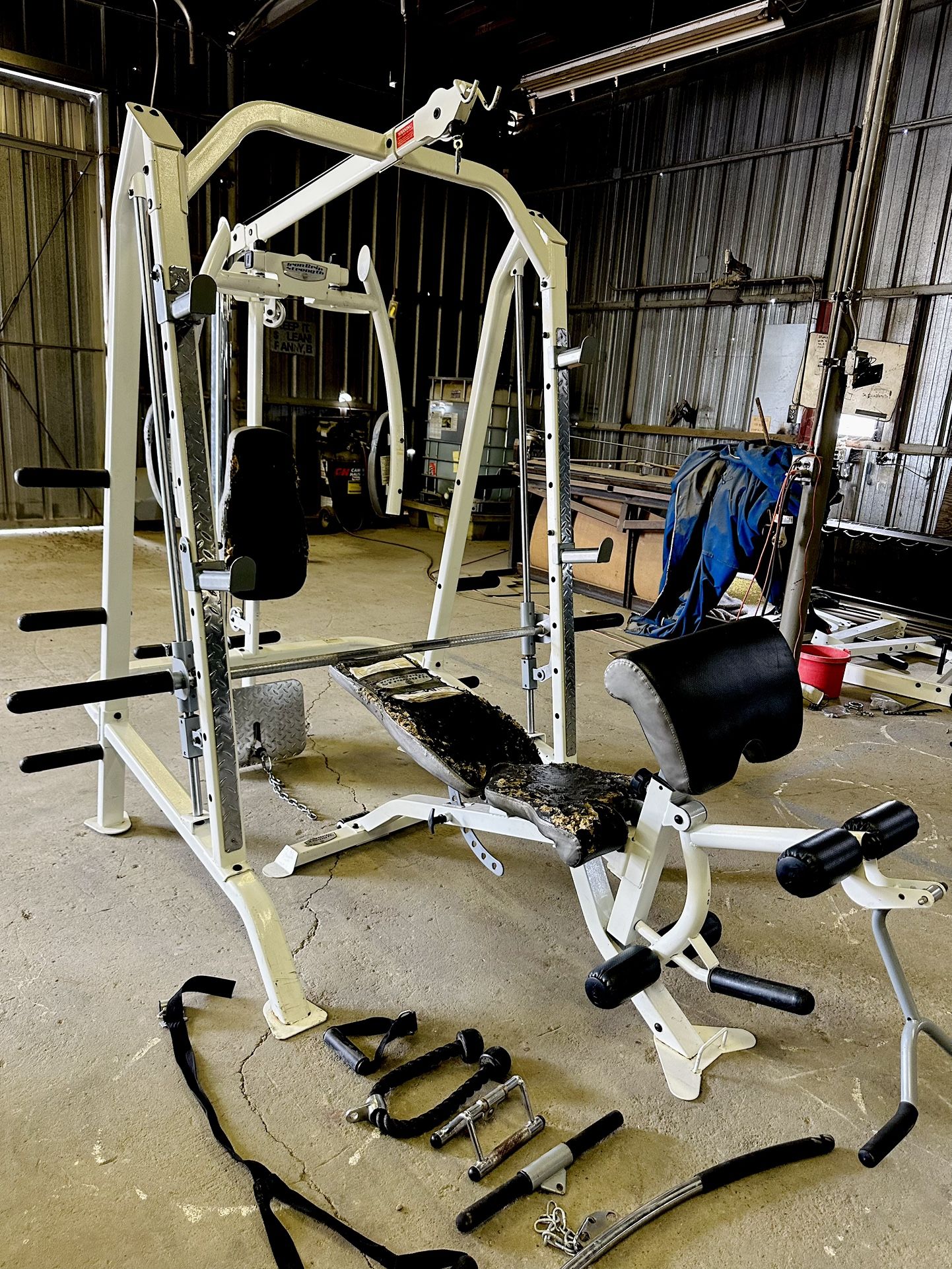 Iron Grip Strenght 5100 Smith Machine for Sale in Modesto, CA OfferUp