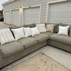 X- Large ) Like New Condition Sectional Couch