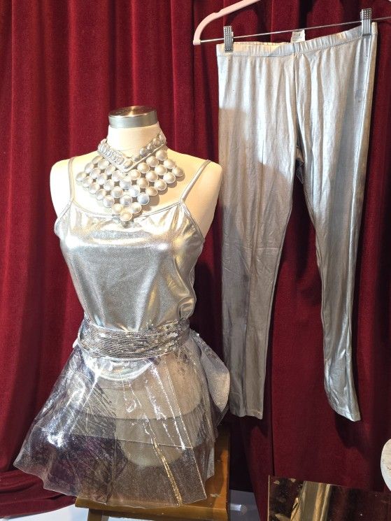 SILVER SPACE LADY 5 PIECE PLASTIC SKIRT SEE PICS & DESCRIPTION