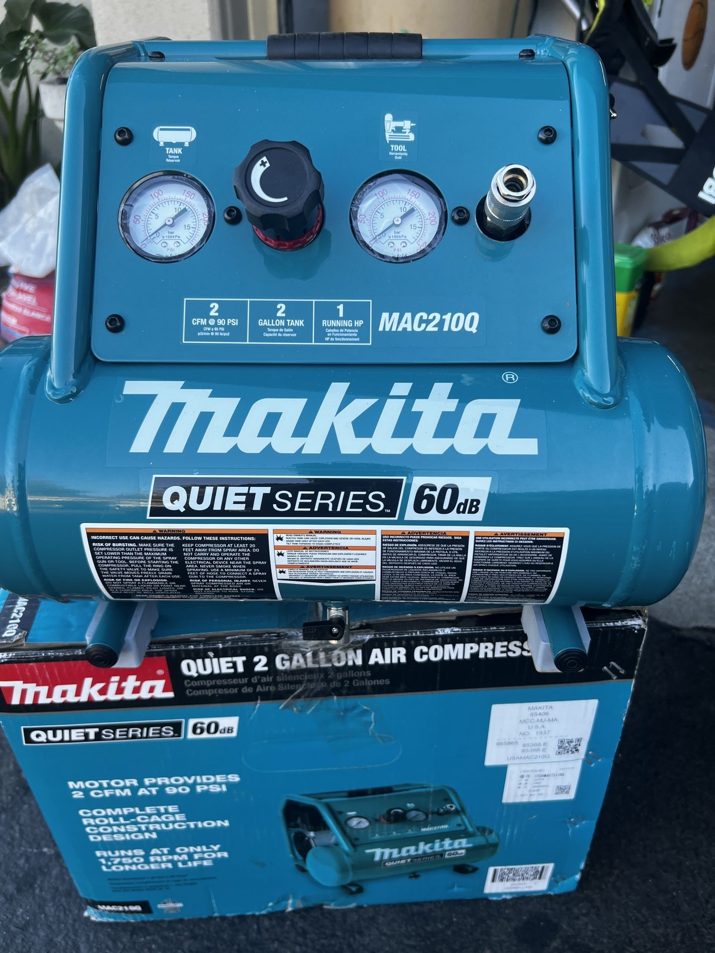 MAKITA AIR COMPRESSOR Quiet Series 1 HP, 2 Gallon, Oil-Free, Electric Air Compressor