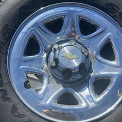 265/70/17.  Chevy Set Of 4 Rims 