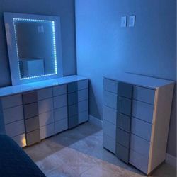 Dresser With Mirror. Ask For Prices/Preguntar Por Precios 