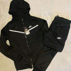NIKE TECH (BLACK/WHITE)