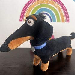 SECRET LIFE OF PETS BUDDY THR WEINIE DOG! NEW CONDITION