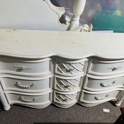 Twin Bedroom Set in an antique white finish