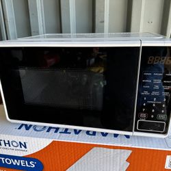 Nearly New Microwave 1100w