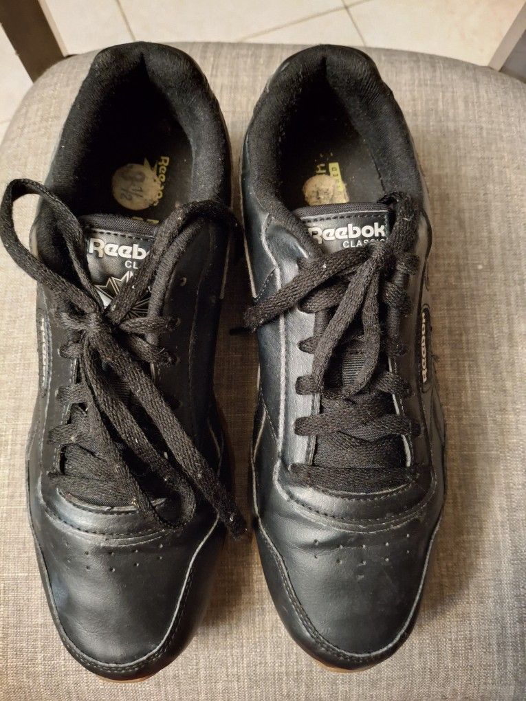 Classic Reebok Tennie Shoes Color Black