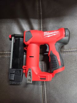 Milwaukee M12 23 Gauge Pin Nailer