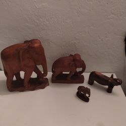 Wooden family elephant lot (have scratches missing tusk)