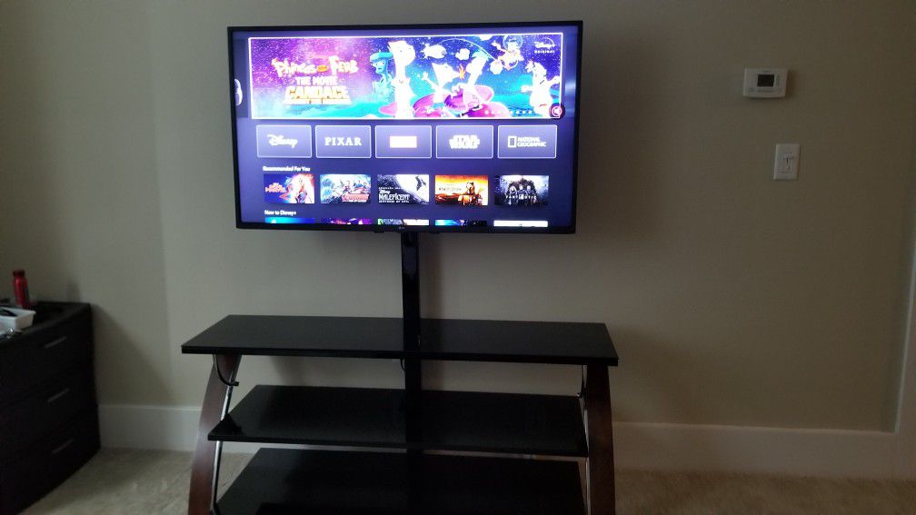 LG 50UM7300AUE 50 Inch Class 4K Ultra HD TV and Whalen payton 3 in 1 tv stand