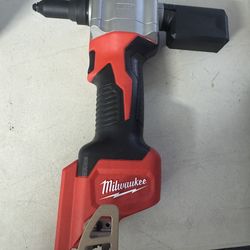 Milwaukee M12 Rivet Tool