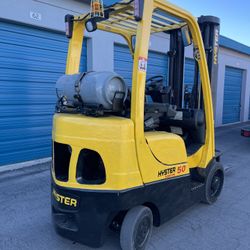 Forklift For Lease 