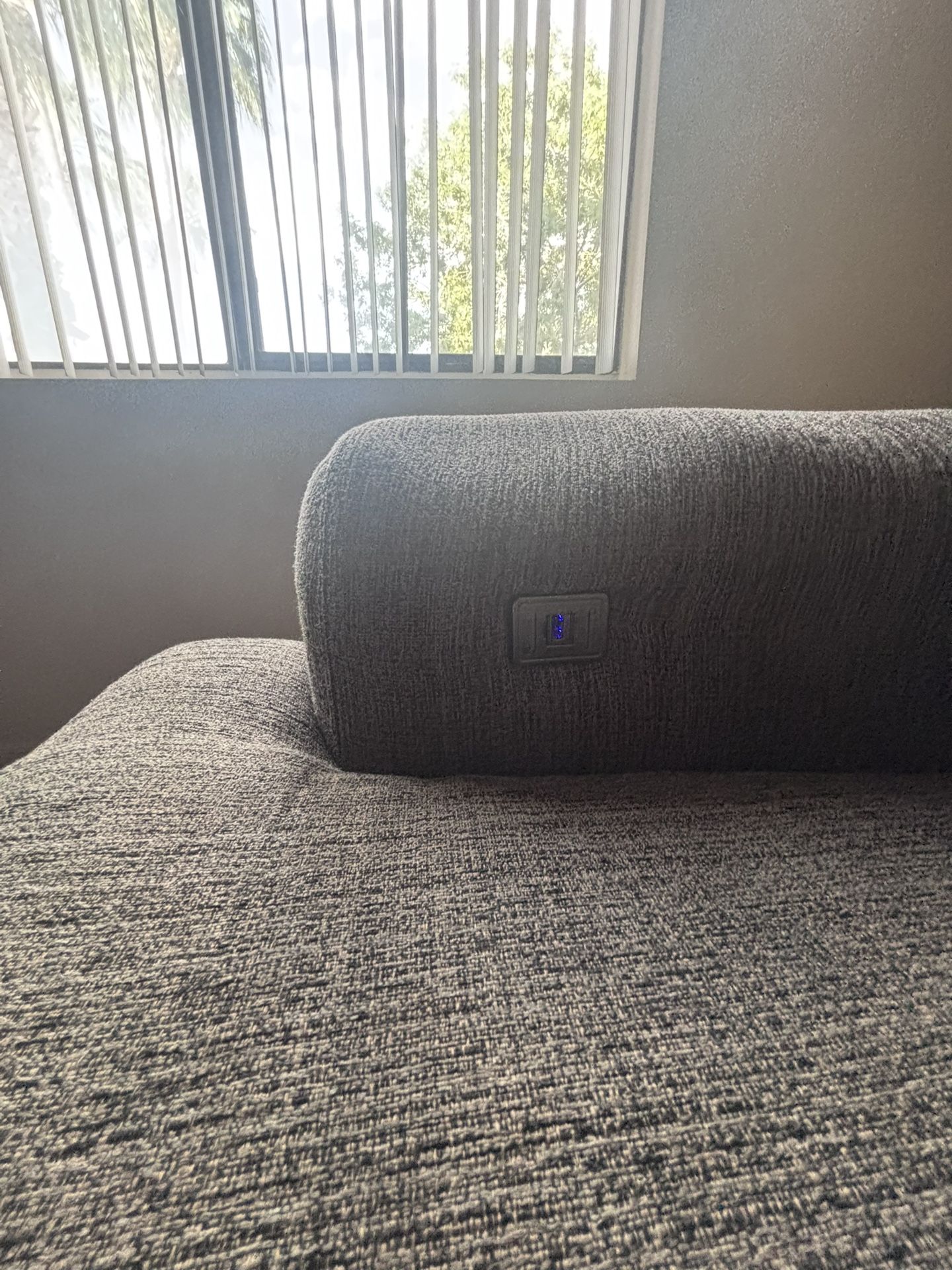 9x10'Fluffy Couch ‼️