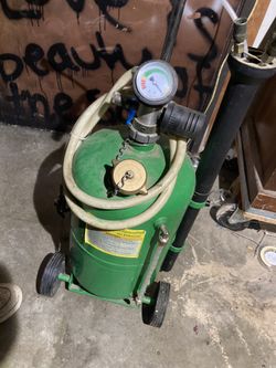 Central Pneumatic Oil Extractor. 6-1/4 Gallons