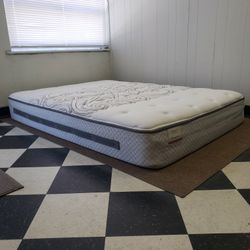 Full size mattress - can DELIVER almost anywhere for $20 extra - gently used and in LIKE NEW condition 😍