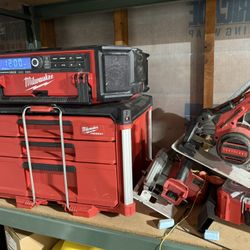 Milwakee Pack out Radio+ Tool Box 