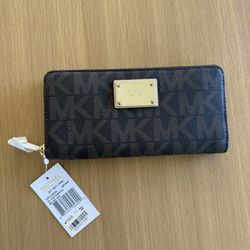 Michael Kors Brand New Zip Wallet