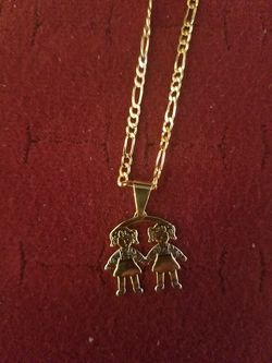 Cadena con dige de 2 hermanas de oro laminado