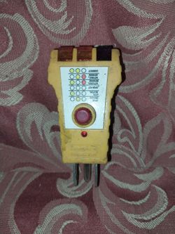 GFCI receptacle tester with button
