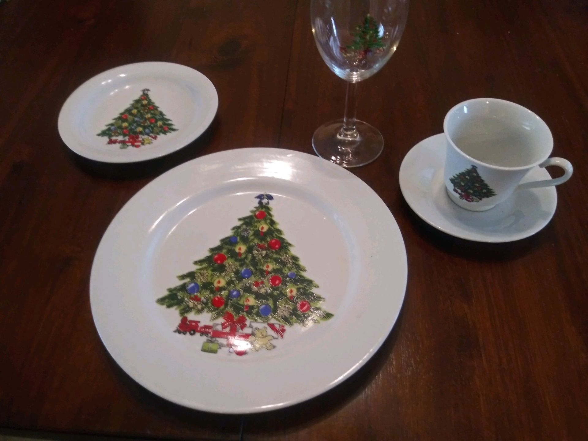 Christmas Dish Dishes Set of 12 $50 OBO