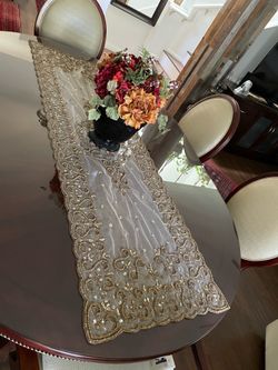 Beautiful runner table with details