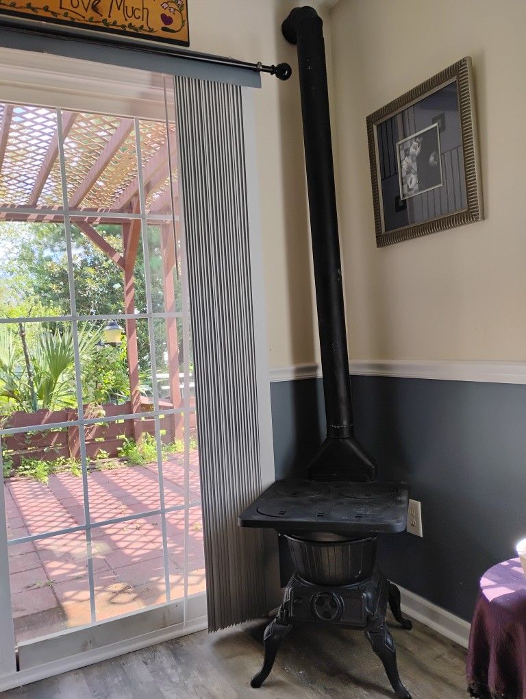 🔥 Vintage Cast Iron Parlor Stove – Circa 1900–1925