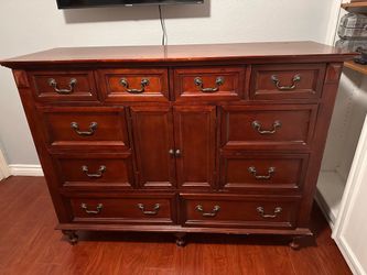 Elegant 10-Drawer Dresser With Middle Doors