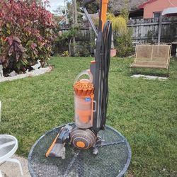 DYSON VACUUM CLEANER