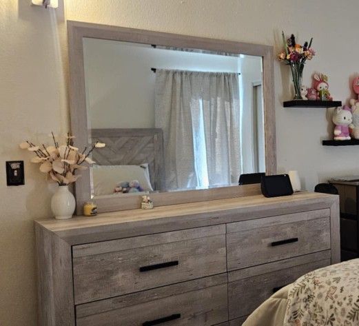 Dresser With Mirror