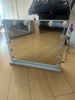 Hollywood led mirror with USB port