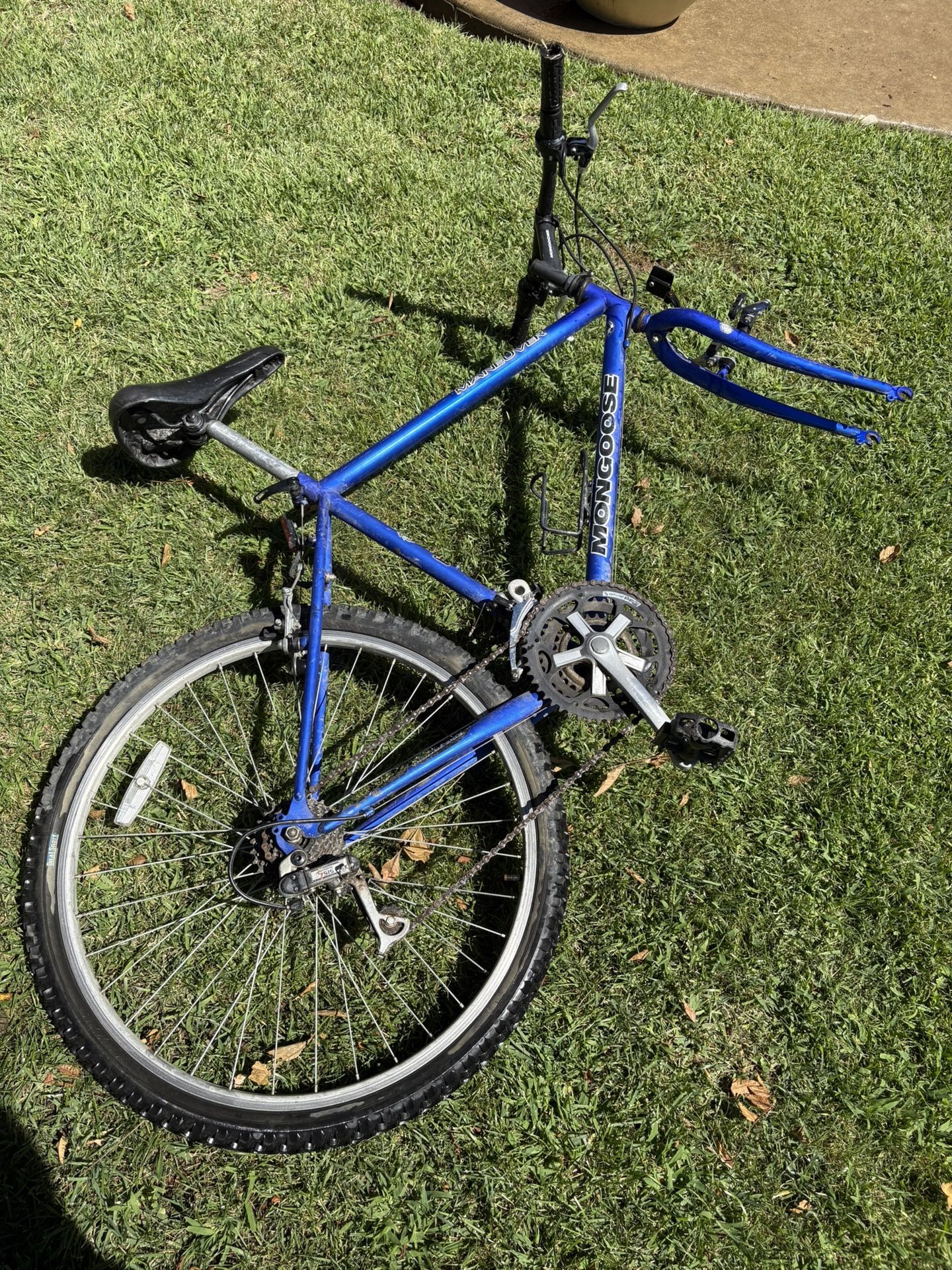 Mongoose Men’s Mountain Bike 26’ Needs Front Wheel