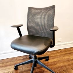LIKE NEW: Steelcase Jersey Chair