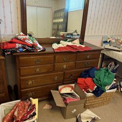Dresser With Mirror 