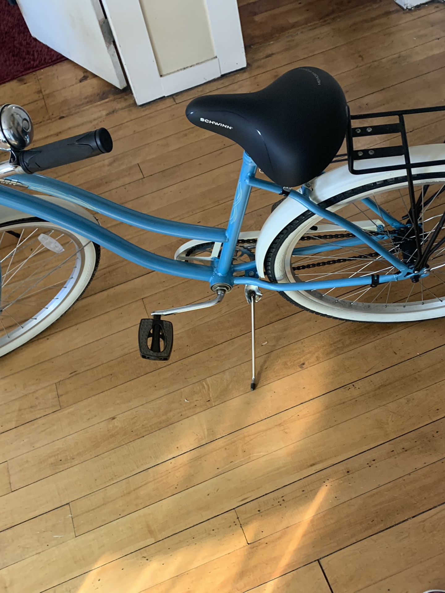 Huffy Beach cruiser comes with memory form seat, bike lock and bell